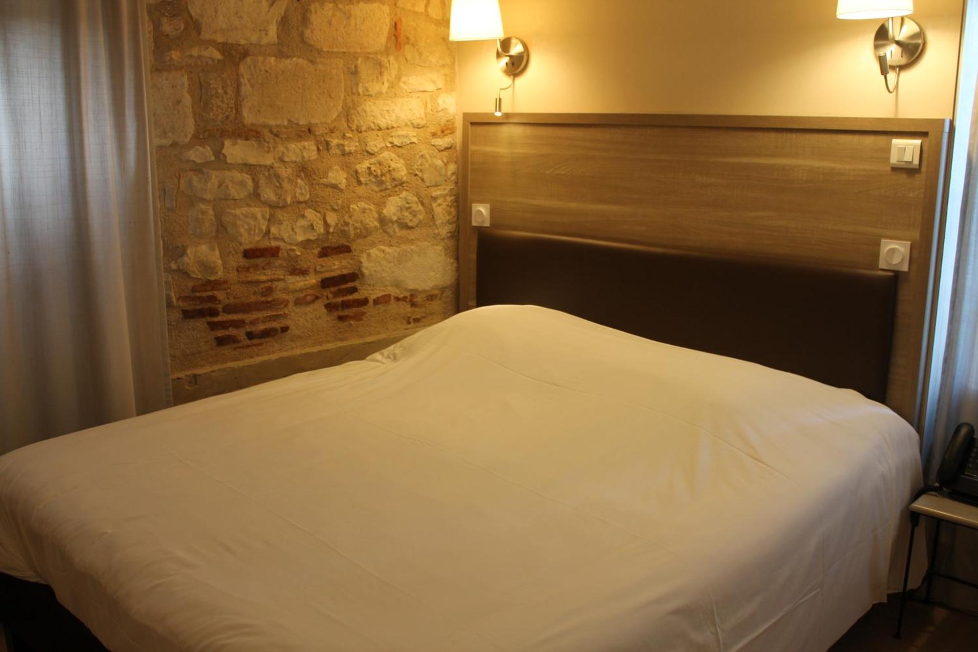 Logis Hotels- Auberge De La Tour - Hotel Et Restaurant Sauzet  Екстер'єр фото