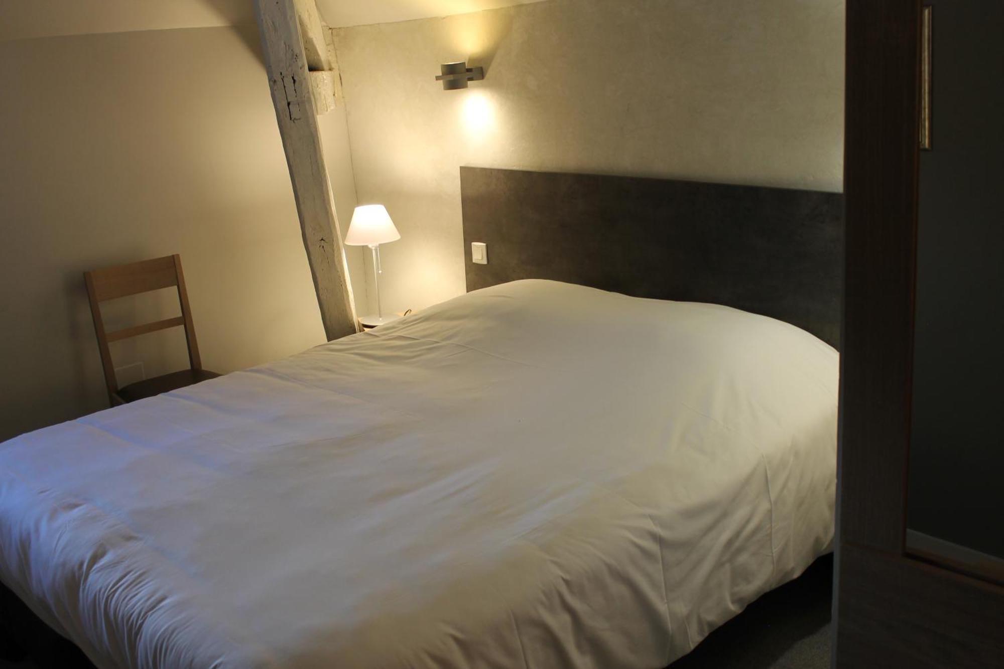 Logis Hotels- Auberge De La Tour - Hotel Et Restaurant Sauzet  Екстер'єр фото