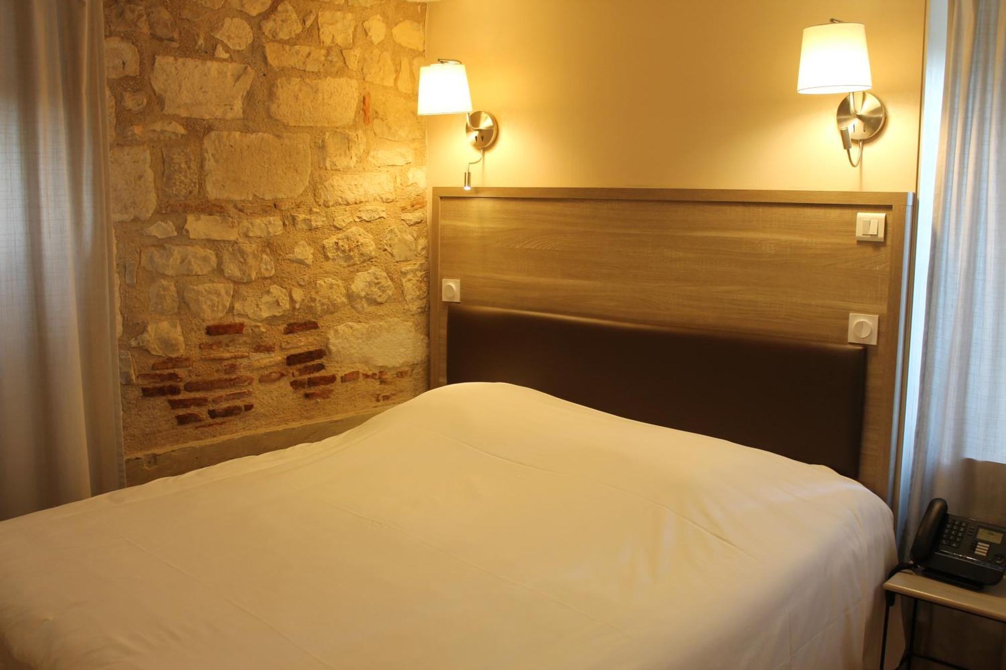 Logis Hotels- Auberge De La Tour - Hotel Et Restaurant Sauzet  Екстер'єр фото