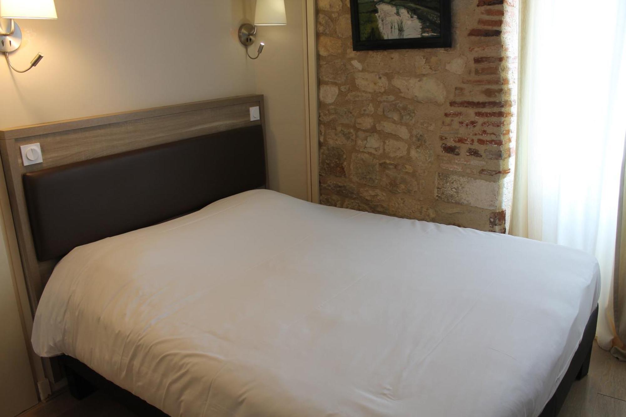 Logis Hotels- Auberge De La Tour - Hotel Et Restaurant Sauzet  Екстер'єр фото