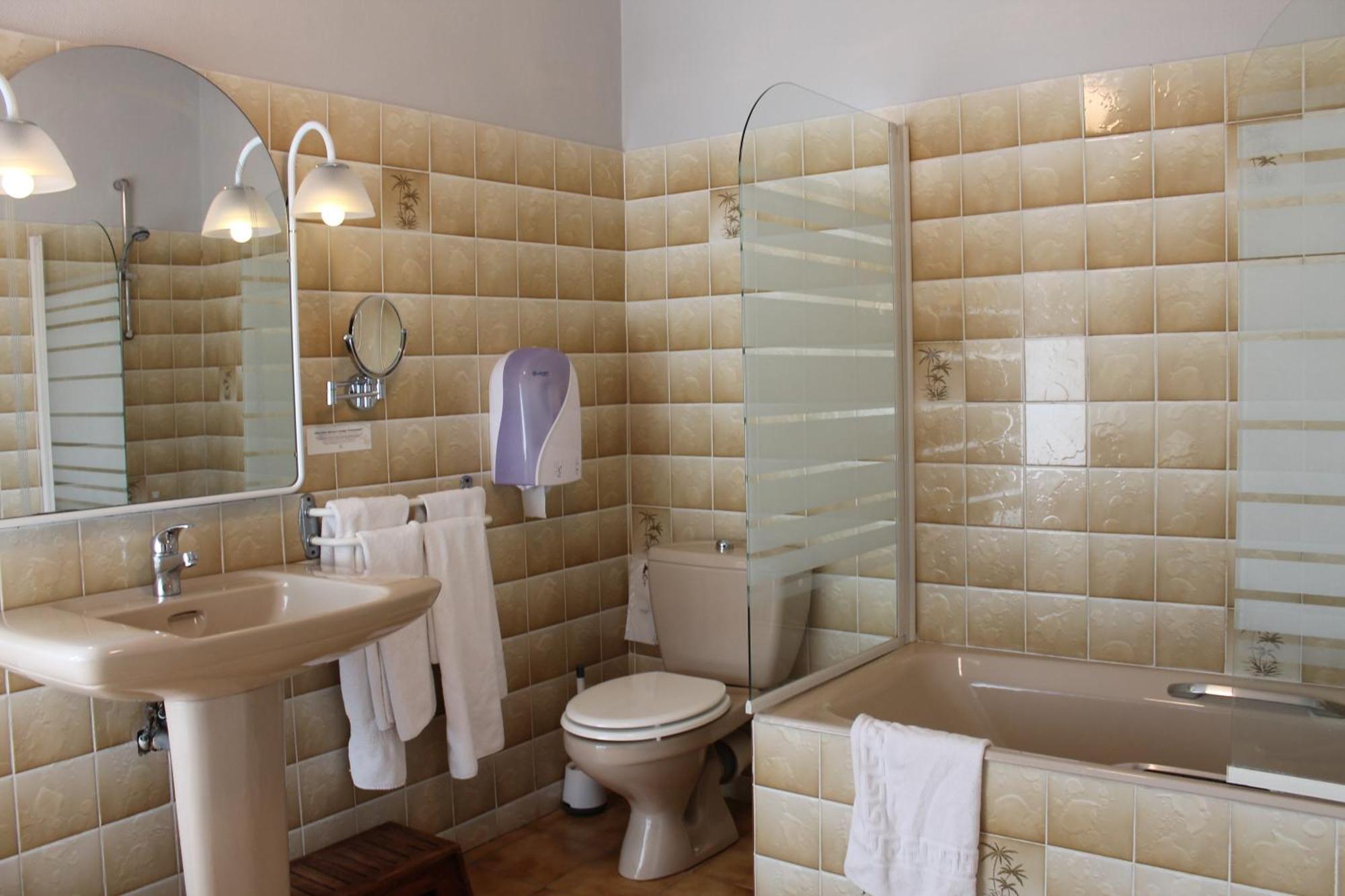 Logis Hotels- Auberge De La Tour - Hotel Et Restaurant Sauzet  Екстер'єр фото