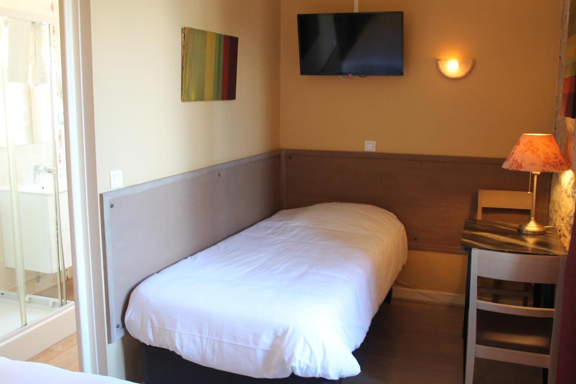 Logis Hotels- Auberge De La Tour - Hotel Et Restaurant Sauzet  Екстер'єр фото