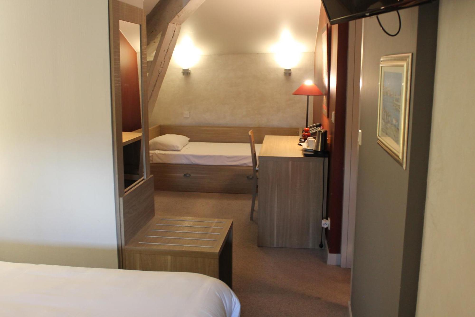 Logis Hotels- Auberge De La Tour - Hotel Et Restaurant Sauzet  Екстер'єр фото