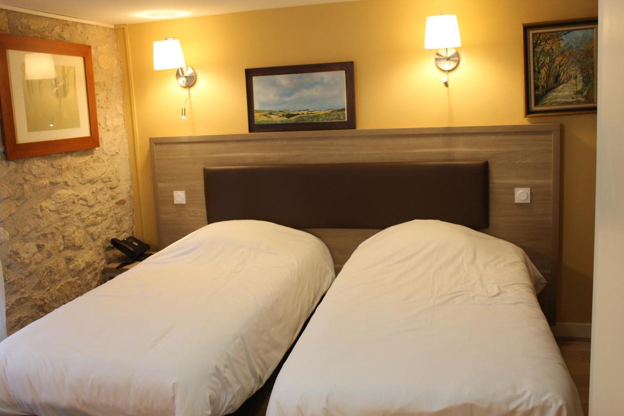 Logis Hotels- Auberge De La Tour - Hotel Et Restaurant Sauzet  Екстер'єр фото