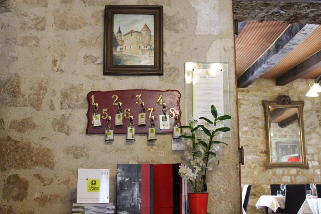 Logis Hotels- Auberge De La Tour - Hotel Et Restaurant Sauzet  Екстер'єр фото
