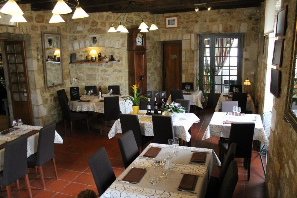 Logis Hotels- Auberge De La Tour - Hotel Et Restaurant Sauzet  Екстер'єр фото