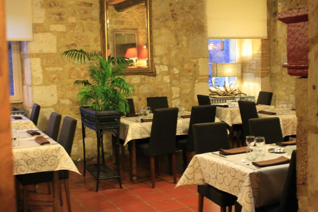 Logis Hotels- Auberge De La Tour - Hotel Et Restaurant Sauzet  Екстер'єр фото